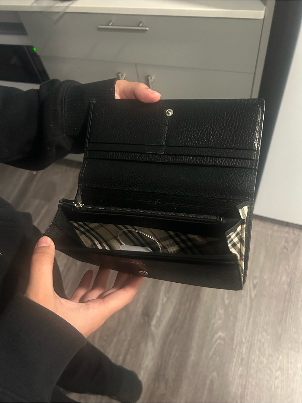 Burberry Black Leather Money Clip with Signature Check Lining - Picture 8 of 8